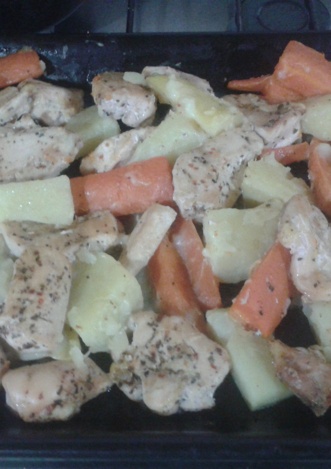 Una foto de Pechugas de pollo al horno con salsa de queso y verduras
