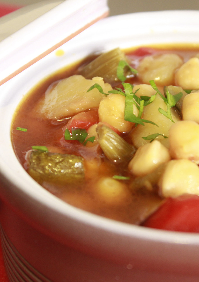 Una foto de Potaje de garbanzos con verduras asadas