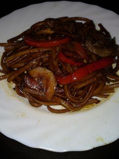 Una foto de Tallarines con salsa de soja y verduras