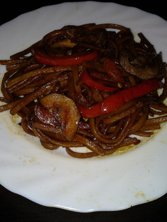 Una foto de Tallarines con salsa de soja y verduras