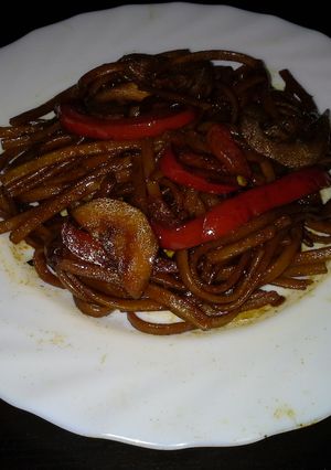 Una foto de Tallarines con salsa de soja y verduras