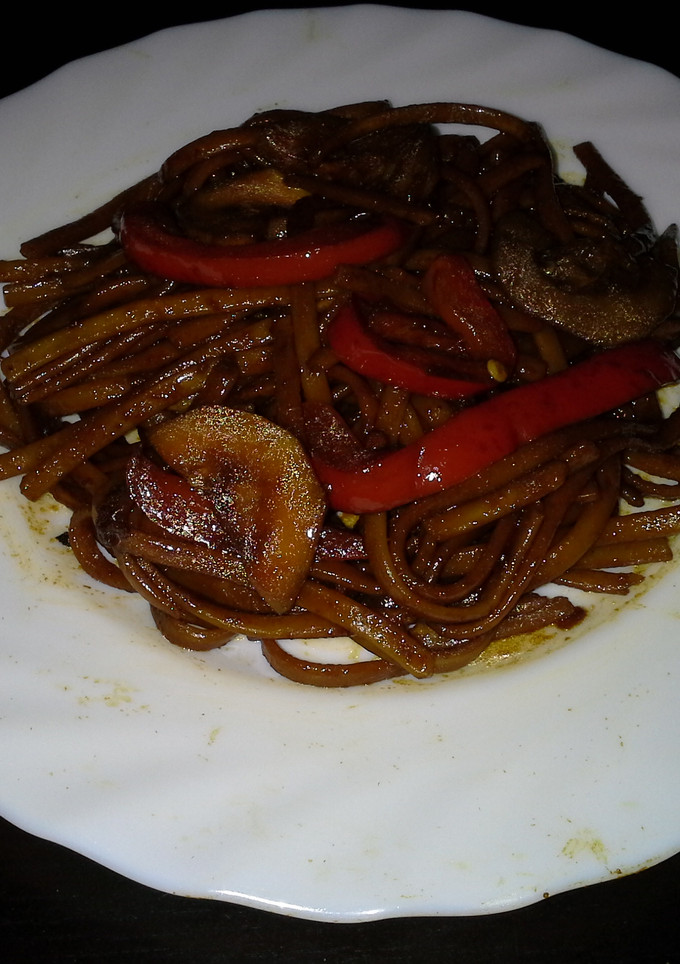 Una foto de Tallarines con salsa de soja y verduras