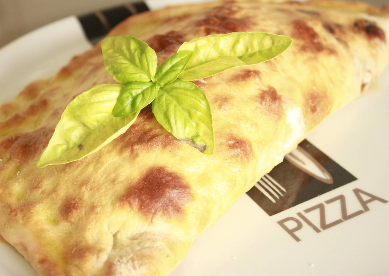 Pizza calzone de pollo en salsa barbacoa