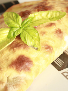 Una foto de Pizza calzone de pollo en salsa barbacoa