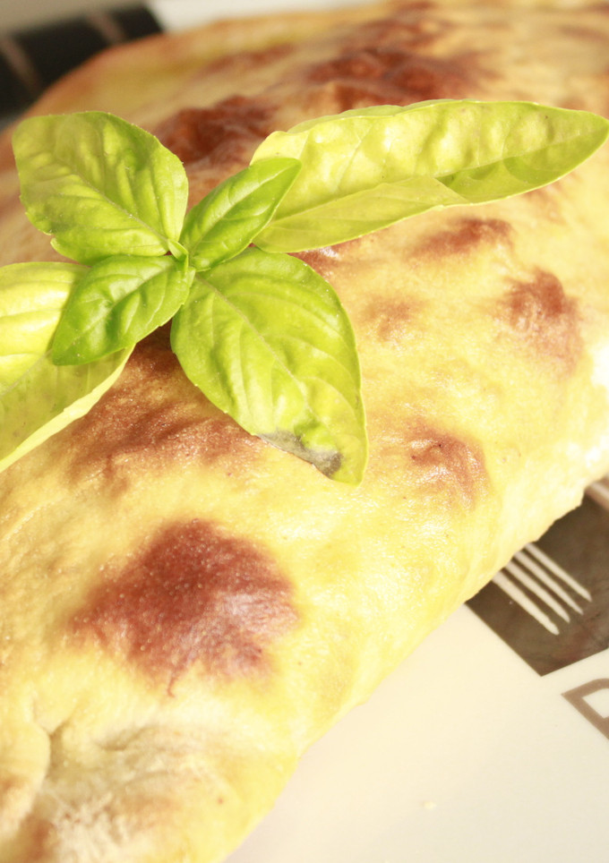 Una foto de Pizza calzone de pollo en salsa barbacoa