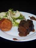 Filet Mignon, aranccinis de queso y ensalada rústica