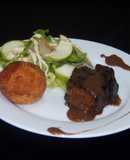 Filet Mignon, aranccinis de queso y ensalada rústica