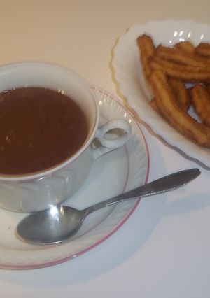 Una foto de Chocolate a la taza para comer con churros