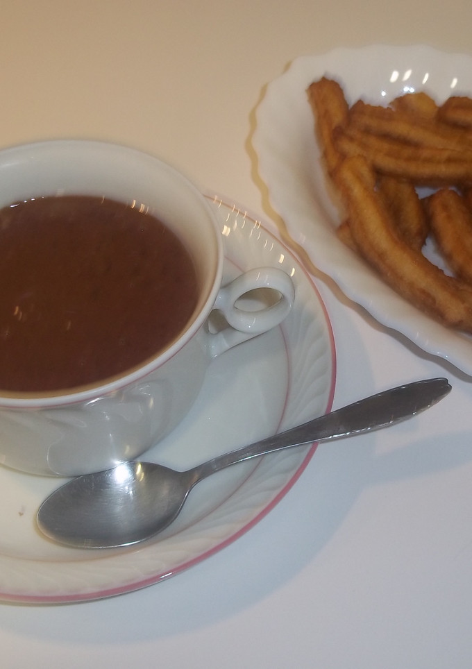 Una foto de Chocolate a la taza para comer con churros