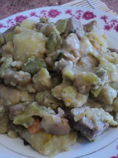 Una foto de Estofado de carne, habas y papas