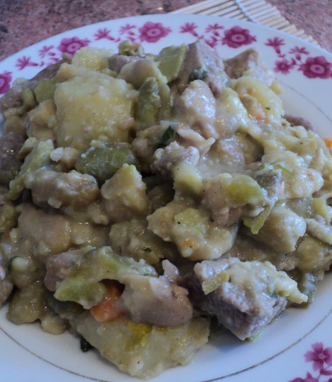 Una foto de Estofado de carne, habas y papas