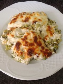 Una foto de Brócoli gratinado con bacon y piñones AMC