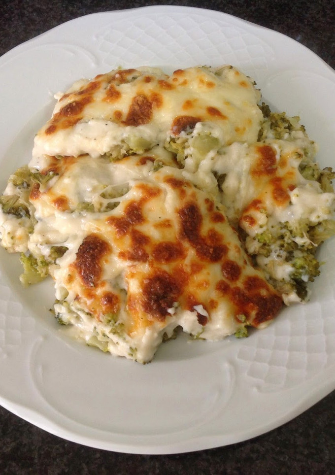 Una foto de Brócoli gratinado con bacon y piñones AMC