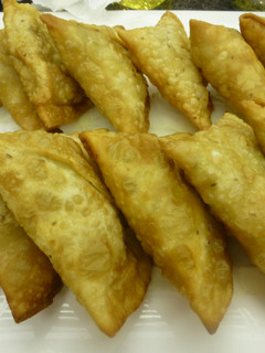 Una foto de Masa de samosa con relleno