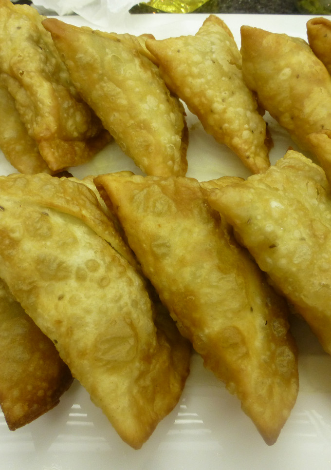 Una foto de Masa de samosa con relleno