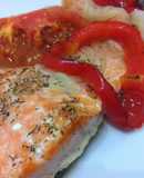 Salmón al horno con cebolla y tomate