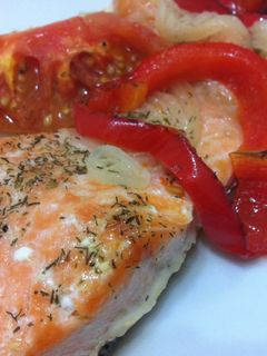 Una foto de Salmón al horno con cebolla y tomate