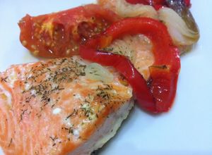 Foto principal de Salmón al horno con cebolla y tomate