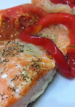 Una foto de Salmón al horno con cebolla y tomate