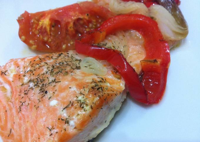 Foto principal de Salmón al horno con cebolla y tomate
