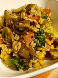 Una foto de Arroz integral con verduras y salchicha