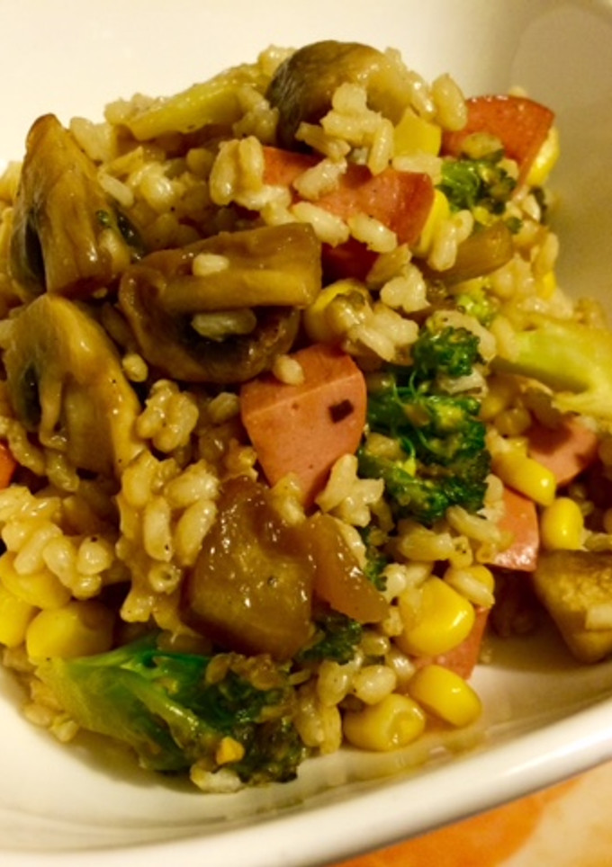 Una foto de Arroz integral con verduras y salchicha