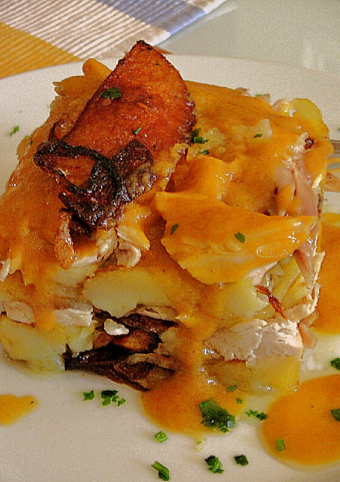 Una foto de Milhojas de pollo asado con su salsa