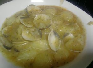 Una foto de Patatas con chirlas