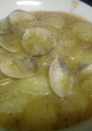 Una foto de Patatas con chirlas