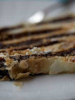 Una foto de Hojaldre de ciruelas pasas y crema