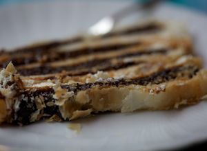 Una foto de Hojaldre de ciruelas pasas y crema