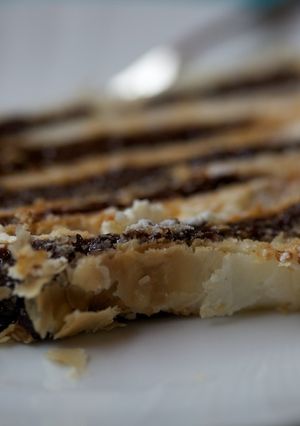 Una foto de Hojaldre de ciruelas pasas y crema