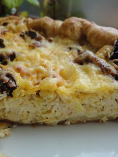 Una foto de Quiche de pollo, puerros y tomates secos