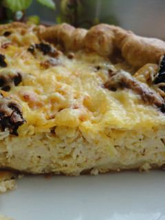 Una foto de Quiche de pollo, puerros y tomates secos