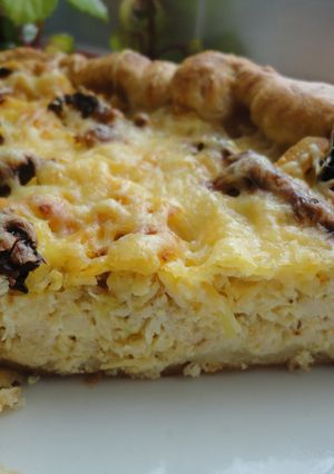 Una foto de Quiche de pollo, puerros y tomates secos