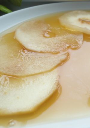 Foto principal de Carpaccio de peras sobre gelee de té negro