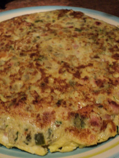 Una foto de Tortilla vienesa con tallos de acelga y verduras al cilantro