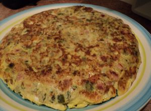 Una foto de Tortilla vienesa con tallos de acelga y verduras al cilantro