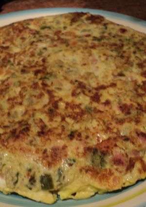 Una foto de Tortilla vienesa con tallos de acelga y verduras al cilantro