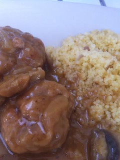 Una foto de Albóndigas con salsa de trufa y couscous