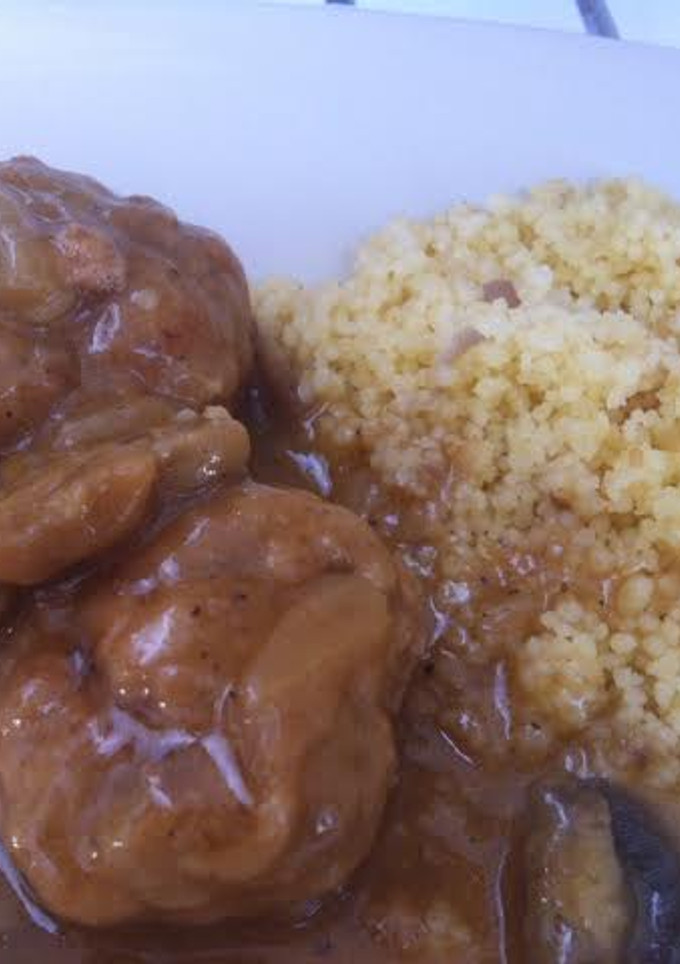 Una foto de Albóndigas con salsa de trufa y couscous