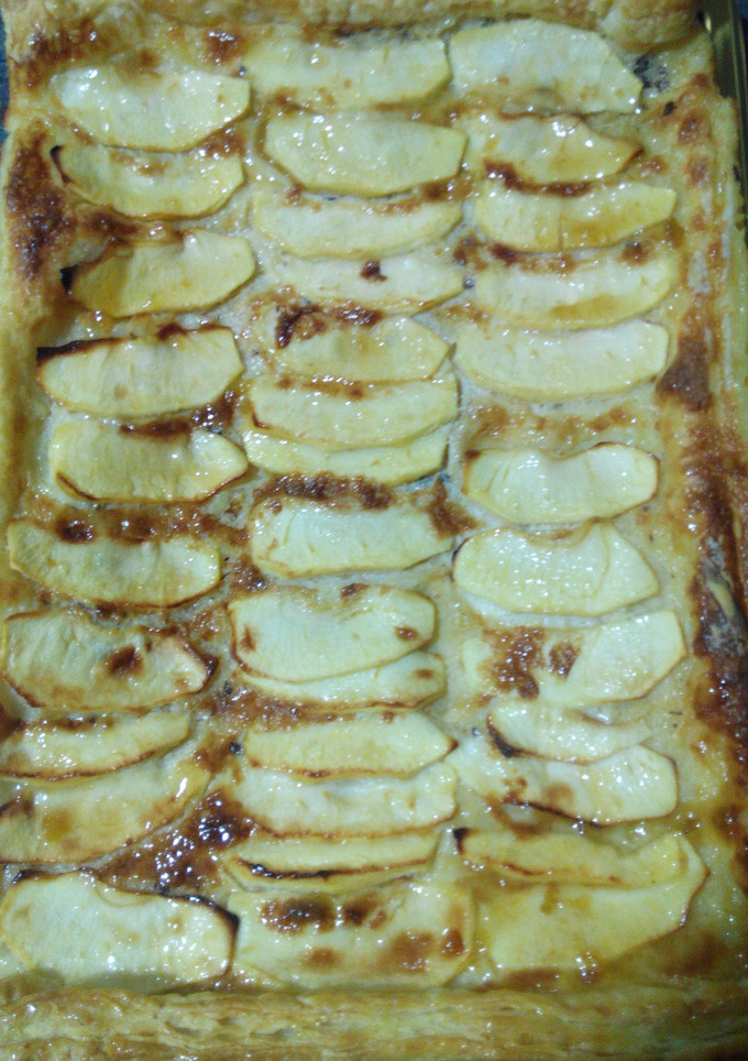Una foto de Tarta rápida de crema y manzana