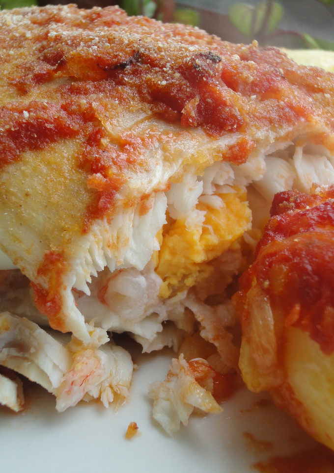 Una foto de Castañeta rellena de gambas y huevo