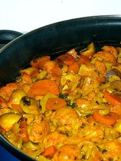 Una foto de Fideuà con champiñones y coliflor
