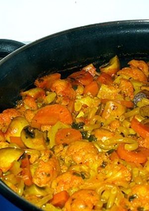 Una foto de Fideuà con champiñones y coliflor