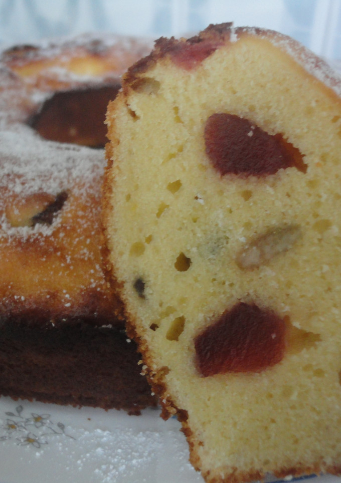 Una foto de Bizcocho de ricotta y frutas confitadas