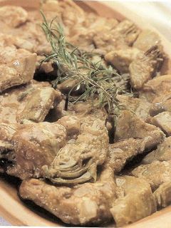 Una foto de Alcachofas con conejo y salsa campestre
