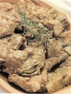 Una foto de Alcachofas con conejo y salsa campestre