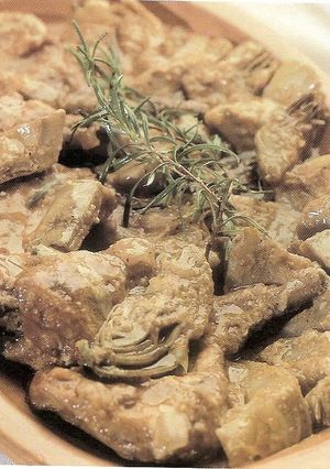 Una foto de Alcachofas con conejo y salsa campestre