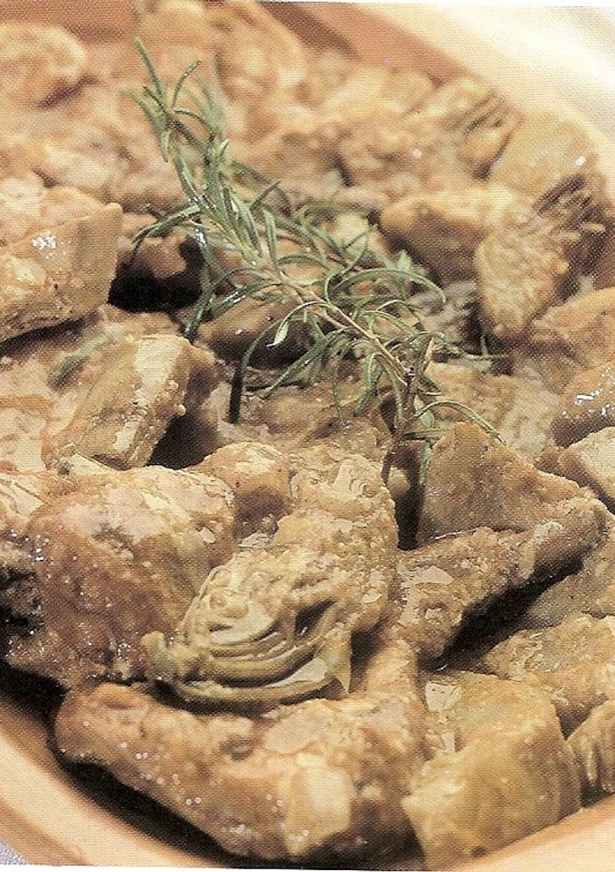 Una foto de Alcachofas con conejo y salsa campestre